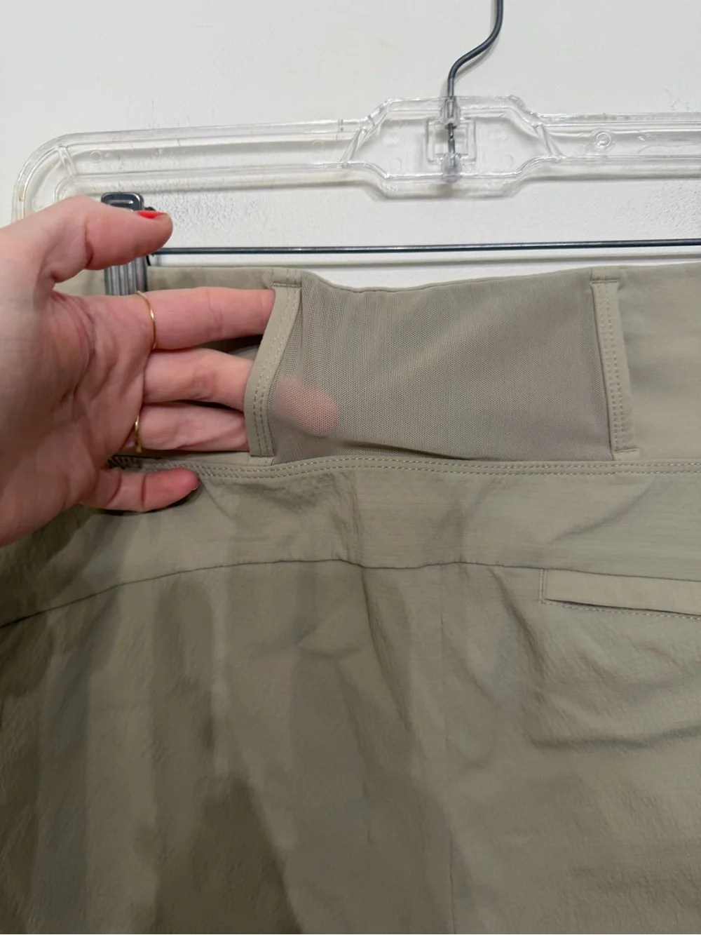 Athleta Trekkie North 3.5” Shorts Khaki Zip Pockets Pull On Granola Women’s 6